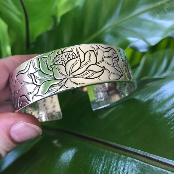 Lotus unisex wide cuff Silver bracelet - Picture 5 of 6